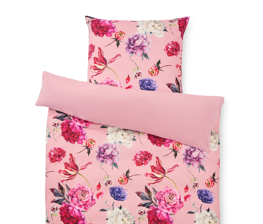 Posteľná bielizeň s kvetinovým vzorom v ružovej farbe, pozostávajúca z obliečky na vankúš a obliečky na prikrývku.