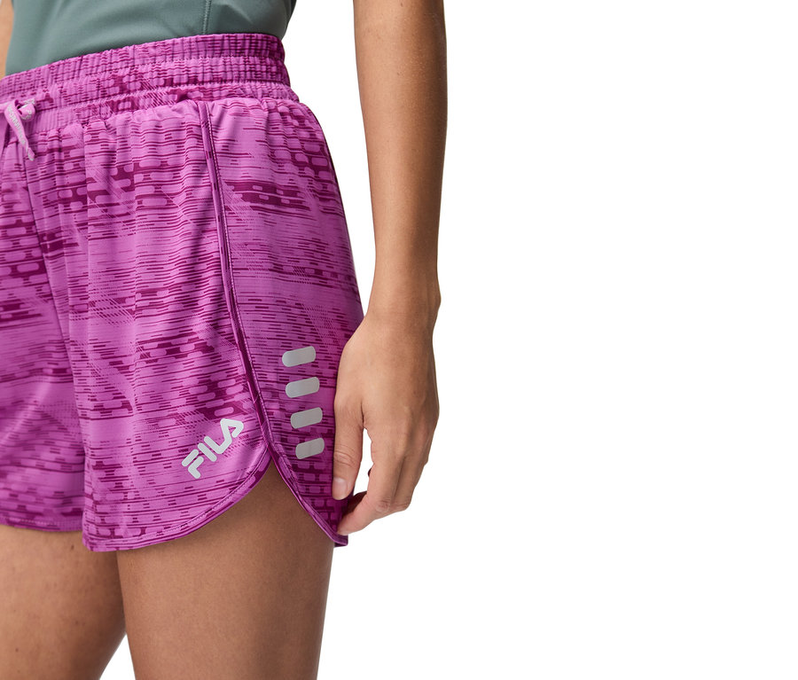 Detailný záber ženy v purpurových šortkách Fila.