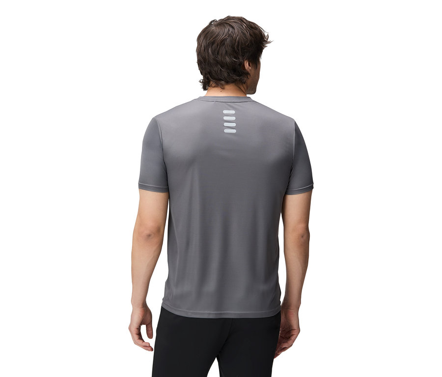 Muž zozadu v sivom športovom tope a čiernych nohaviciach.