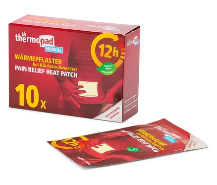Na bielom pozadí je vidieť balenie hrejivých náplastí Thermopad a jedna hrejivá náplasť.