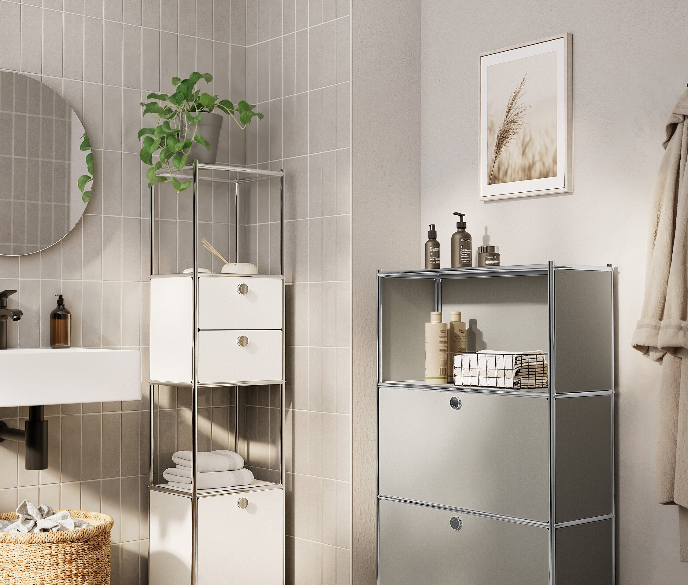 Kúpeľňa s umývadlom, zrkadlom, pleteným košom a dvoma modulárnymi regálmi.