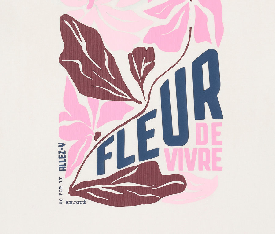 Detail mikiny CECIL s kvetinovým vzorom a nápismi „Curious“ a „Fleur de Vivre“.