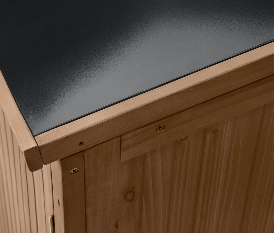 Detailný záber na drevenú búdu s čiernou strechou a kovaním.