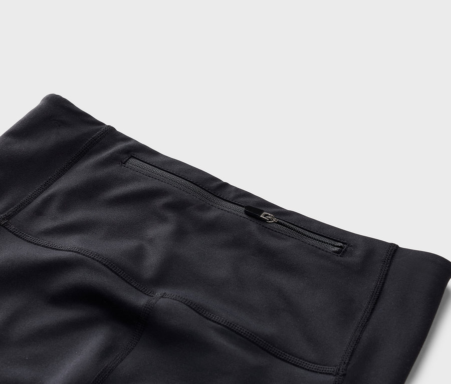 Detailný záber na čierne legíny s vreckom na zips.