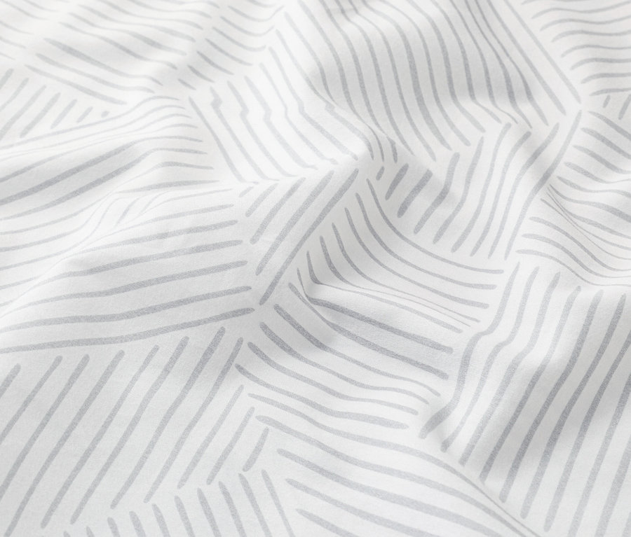 Detail bielej látky so sivými čiarami.
