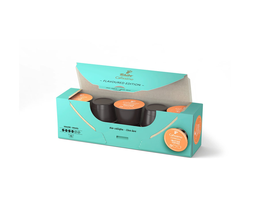 Otvorené, svetlomodré balenie Cafissimo Flavoured Espresso - Buttertoffee s 10 kapsulami, kapsuly sú hnedé.