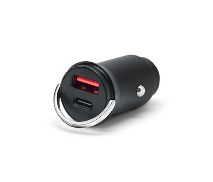 Čierna USB nabíjačka s dvoma portami a strieborným krúžkom na bielom pozadí.