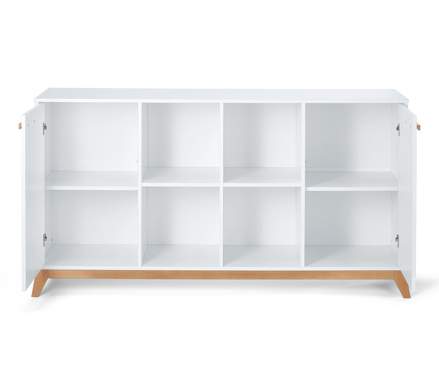 Biela odkladacia skrinka s otvorenými dvierkami.