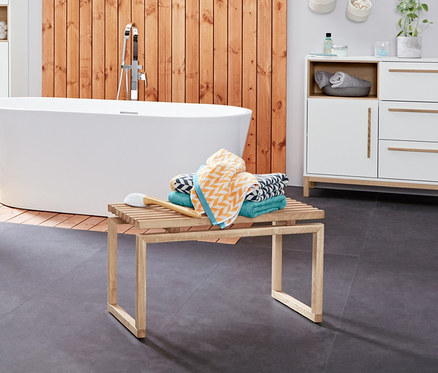 Interiér kúpeľne so skrinkou pod umývadlo »Eklund« s 2 zásuvkami, rebríkom na oblečenie a žakárovými osuškami.