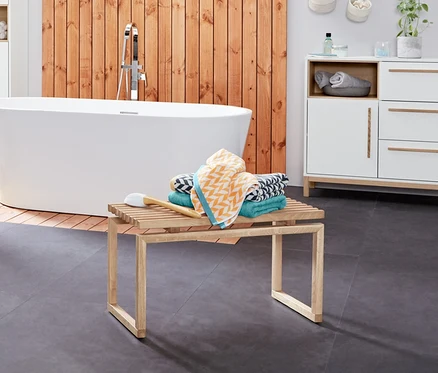 Interiér kúpeľne so skrinkou pod umývadlo »Eklund« s 2 zásuvkami, rebríkom na oblečenie a žakárovými osuškami.