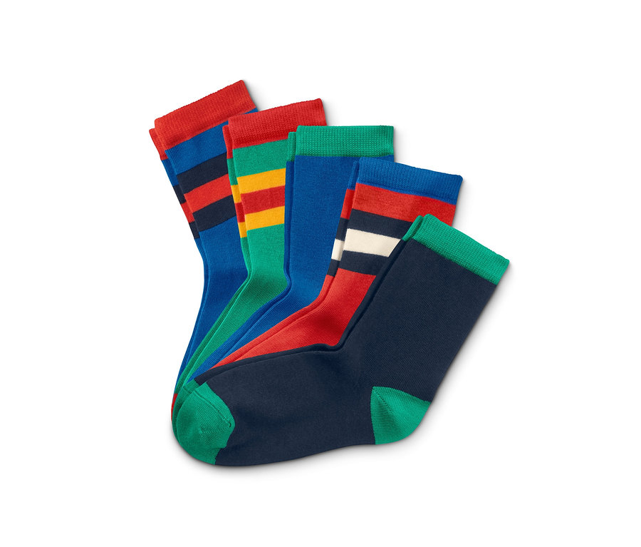 Na bielom pozadí leží päť párov farebných ponožiek.