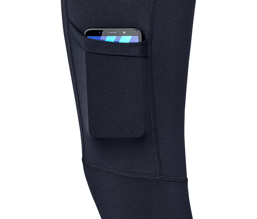 Detail outdoorových legín s vreckom, v ktorom je mobilný telefón.