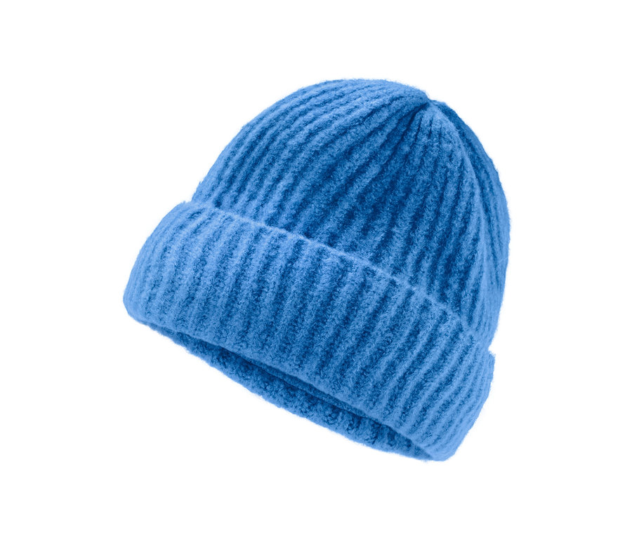 Modrá pletená čiapka.