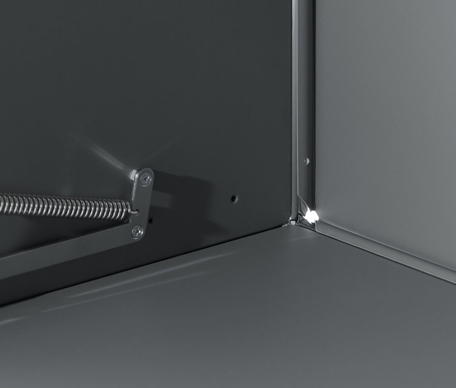 Detail sivej odkladacej skrinky »CN3« s výklopnými dvierkami a kovovým mechanizmom.