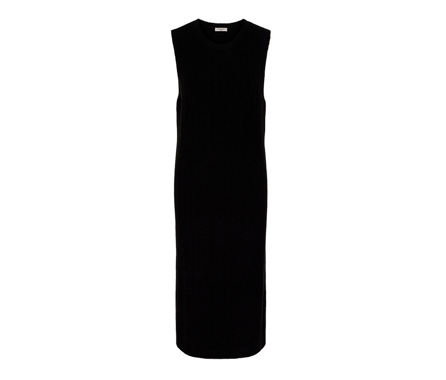 Čierne šaty z rebrovaného úpletu.