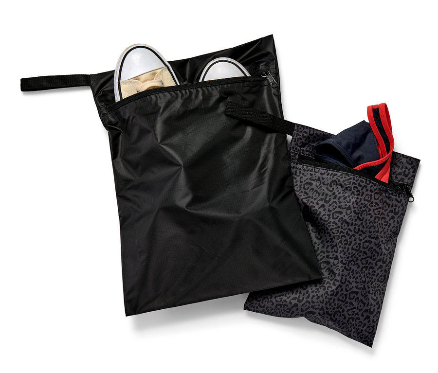 Dva vodoodolné vaky, jeden s topánkami, druhý s oblečením.