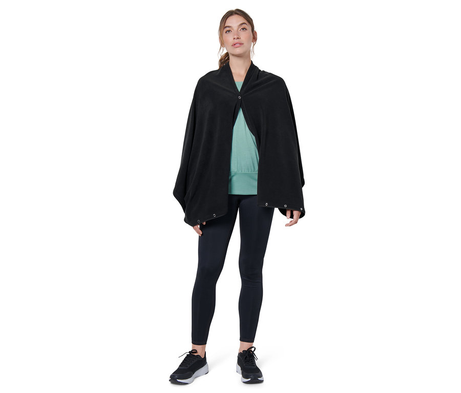 Žena má na sebe čierny šál 3 v 1 v štýle oversize.