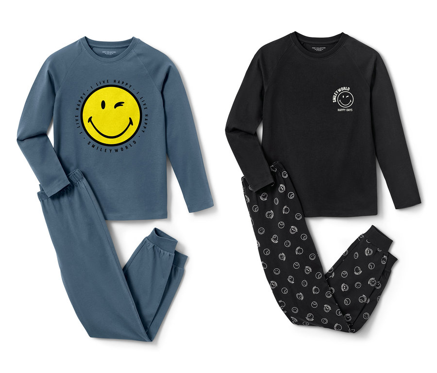 Dve detské pyžamá »Smiley«: jedny modré s potlačou žltého smajlíka, druhé čierne s bielymi smajlíkmi.