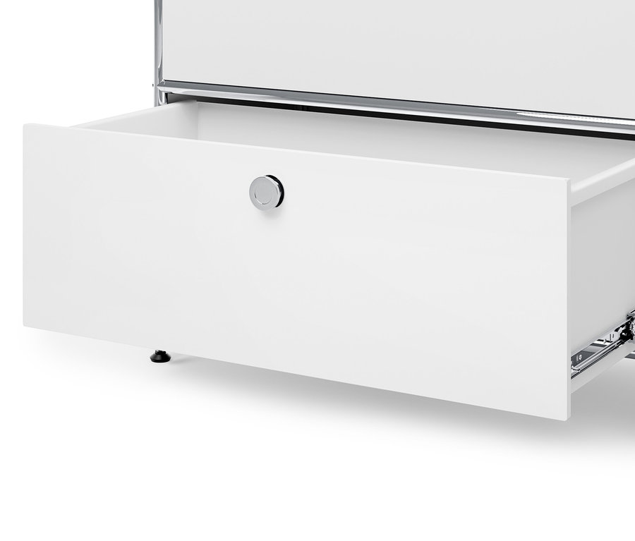 Detail otvorenej zásuvky bielej kovovej komody »CN3«.