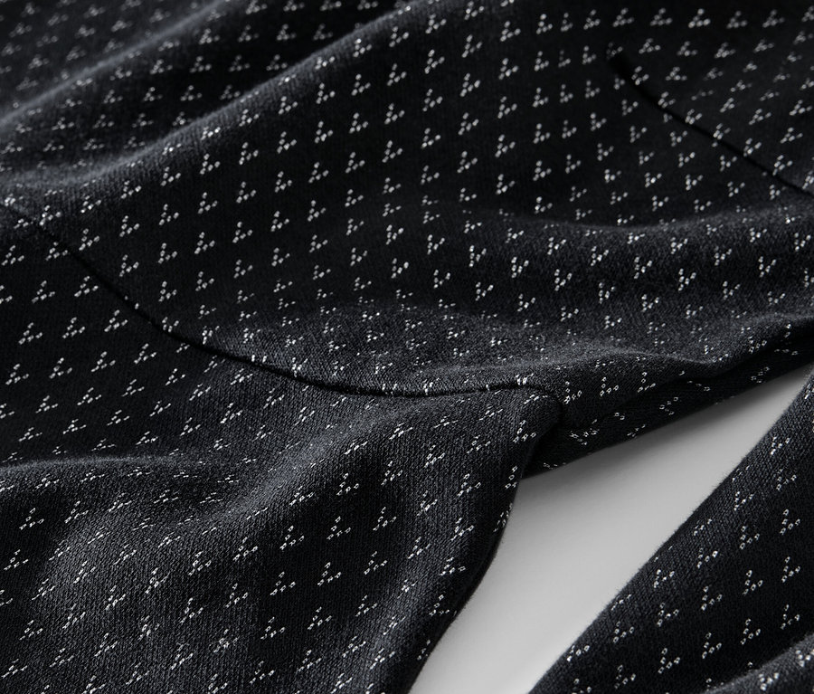 Detail trblietavých žakárových šiat.