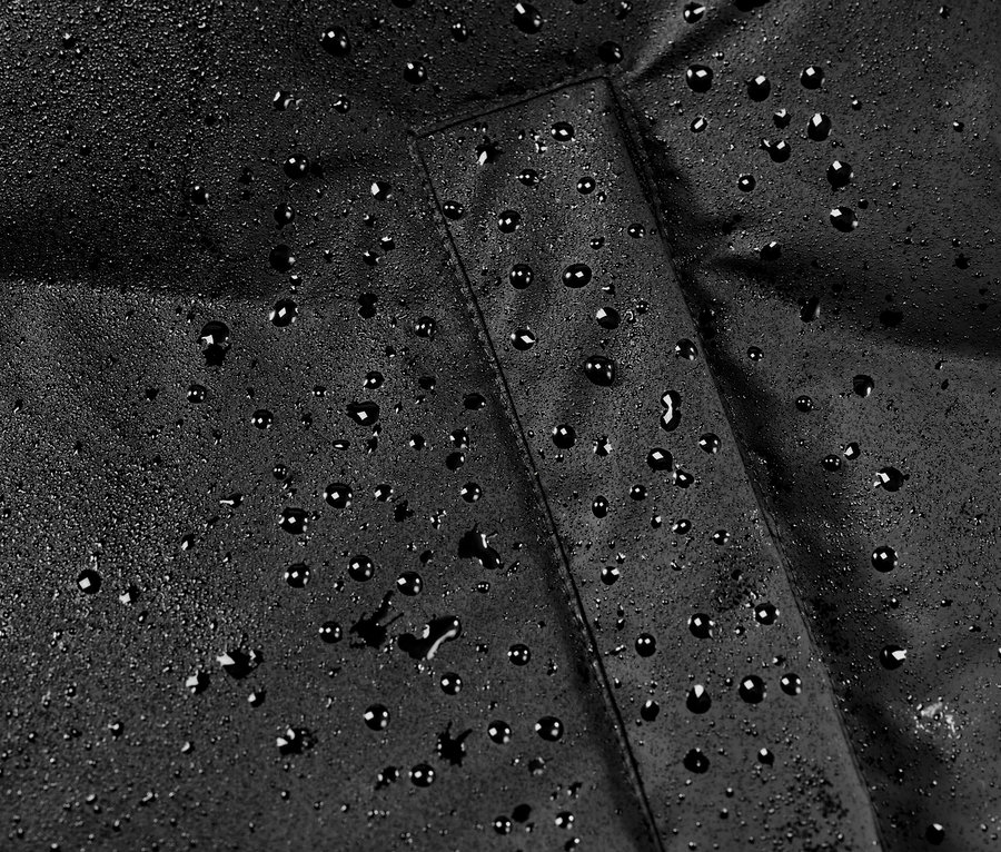 Detail zimného kabáta do dažďa s kvapkami vody.