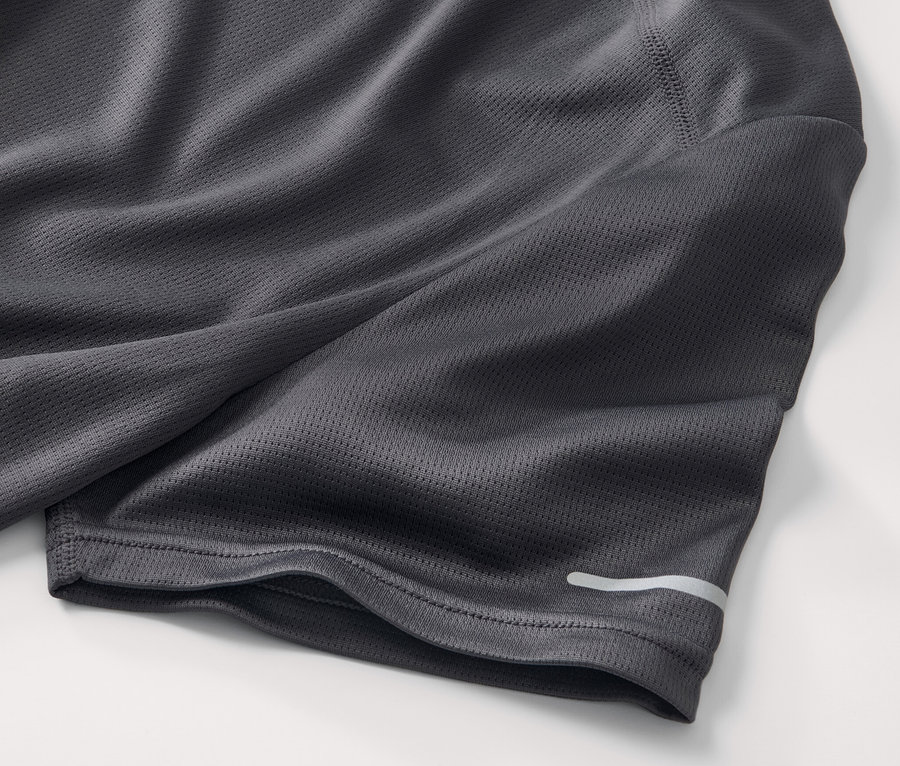 Detail sivého funkčného trička.