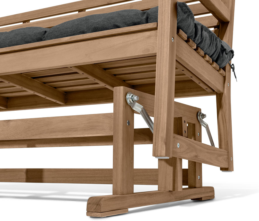 Detail hojdacej lavice so sivým vankúšom.