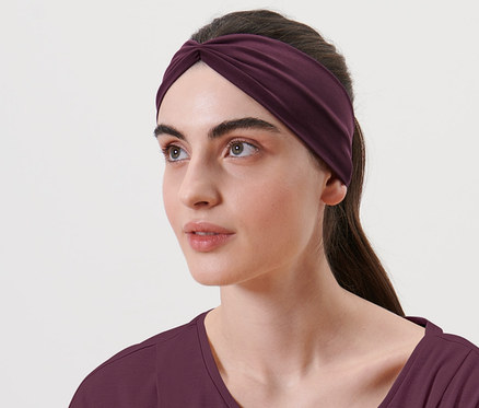 Žena nosí funkčnú čelenku.