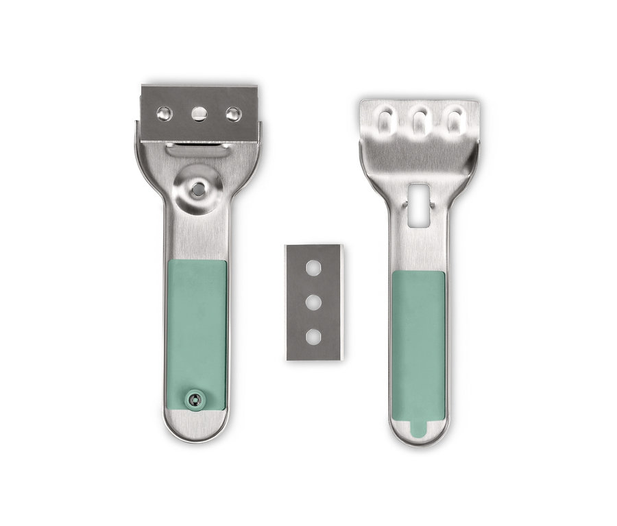 Dve čistiace škrabky a náhradná čepeľ.