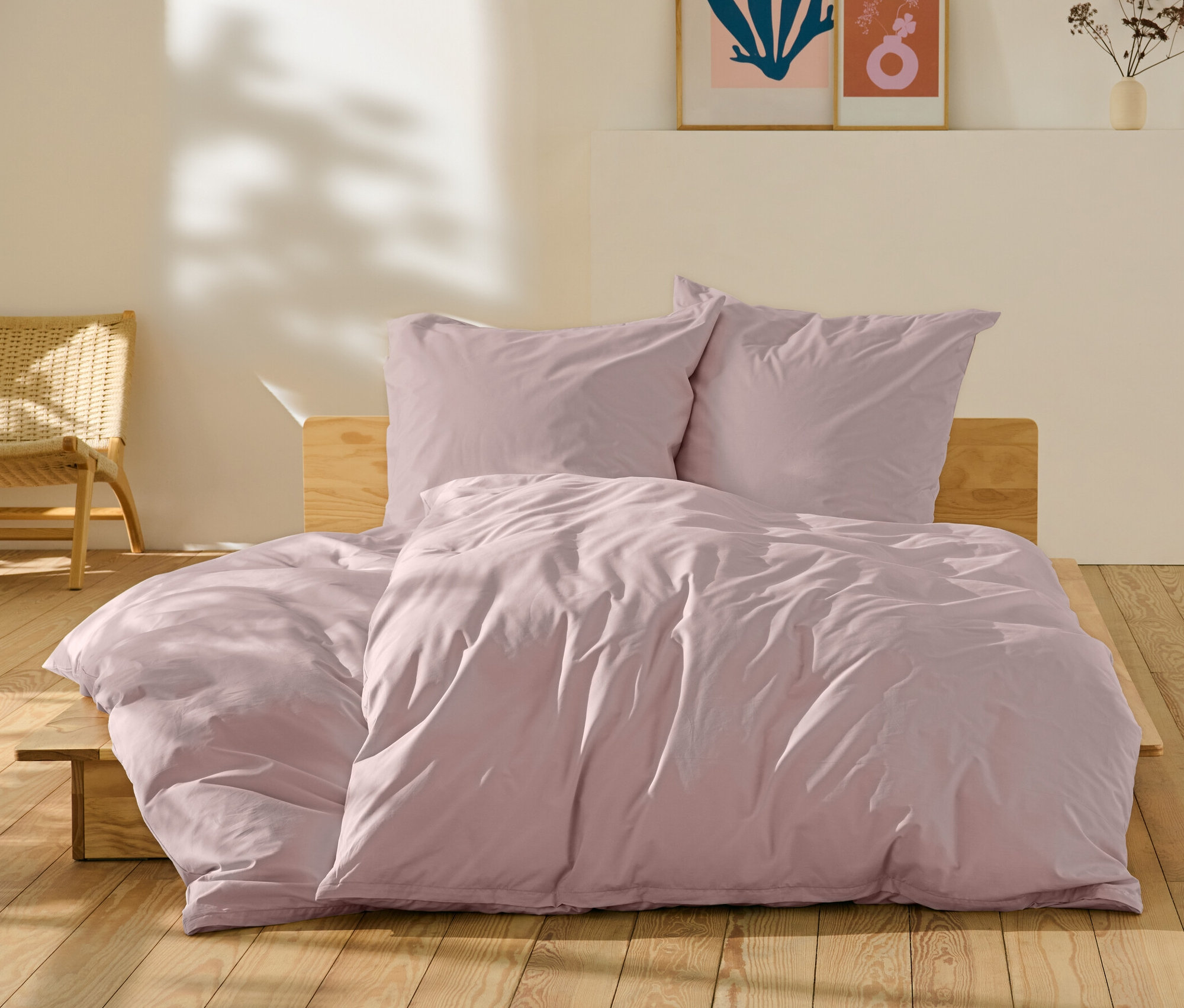 Ružové perkálové obliečky štandardnej a nadmernej veľkosti na posteli.