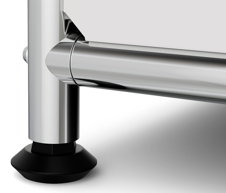 Detail kovového regálu »CN3« s čiernou nohou.