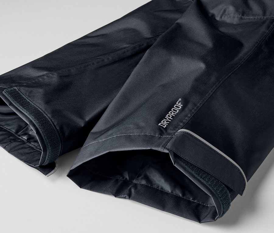 Detailný záber na unisexové nohavice do dažďa.