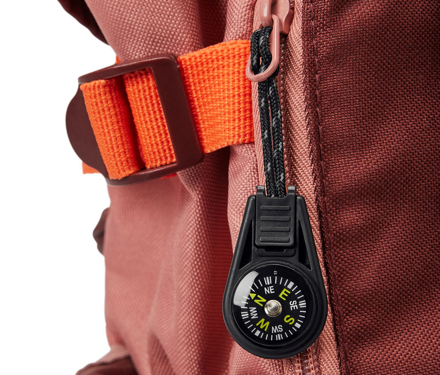 Detail batohu s príveskami na zips, 2 ks.