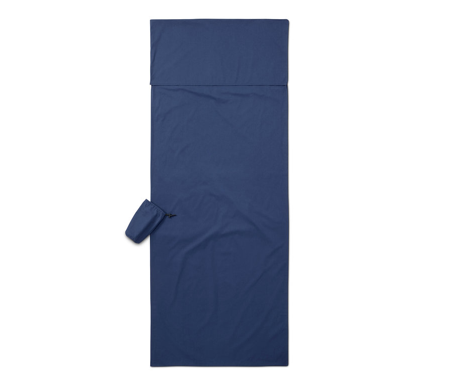 Modrá vložka do spacieho vaku a jej obal na bielom pozadí.