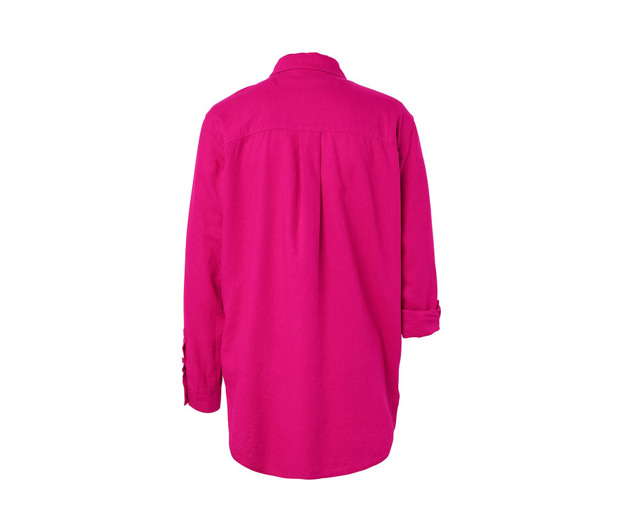 Pohľad zozadu na dlhú ľanovú blúzku ružovej farby.