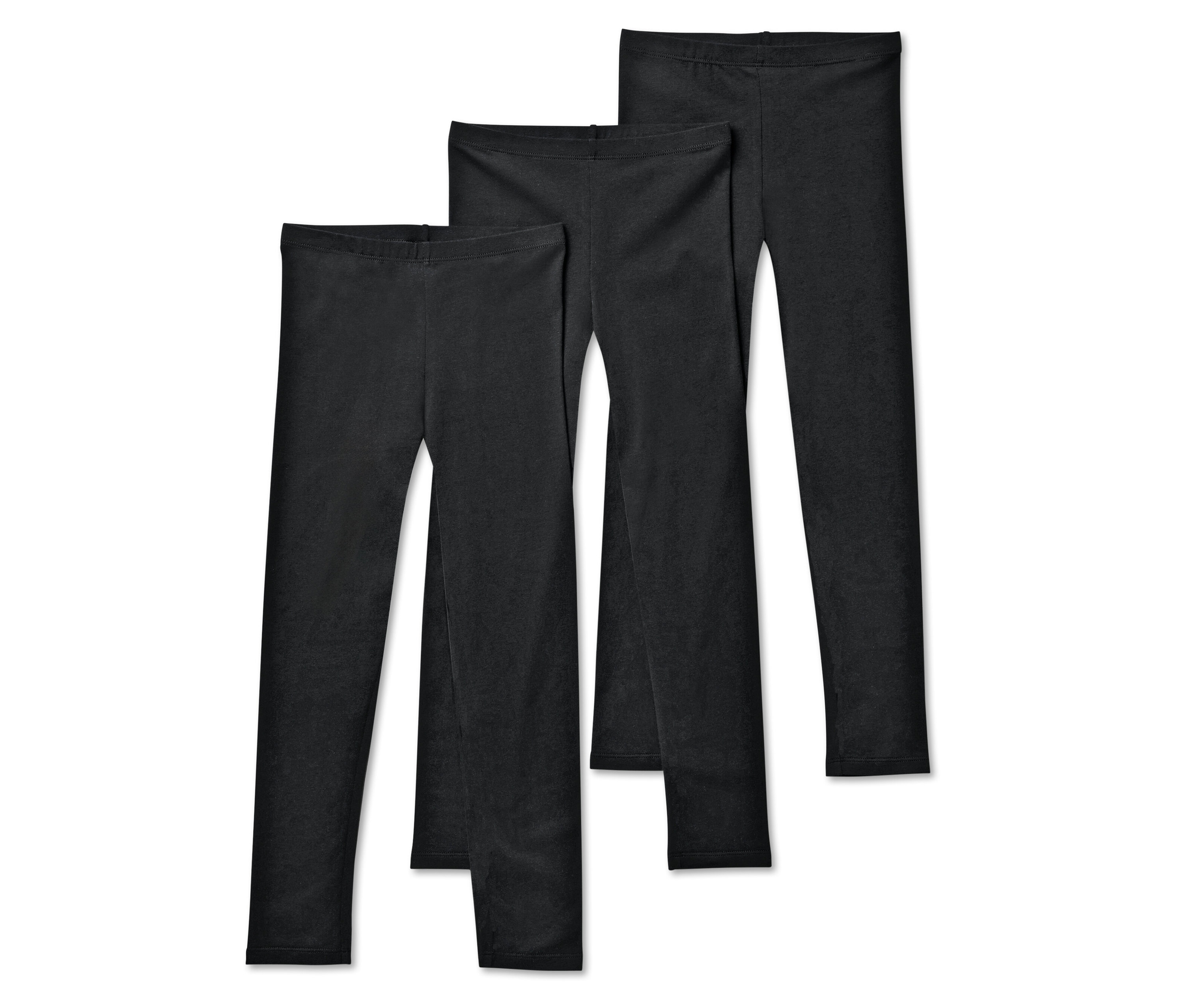 Tri čierne legíny ležia vedľa seba.