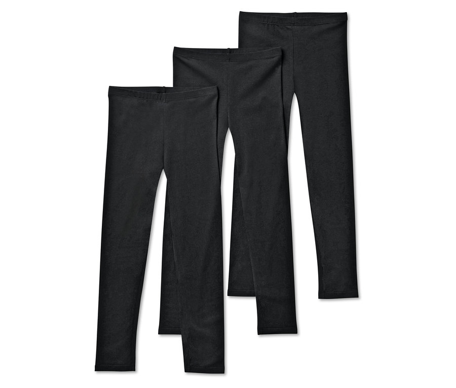 Tri čierne legíny ležia vedľa seba.