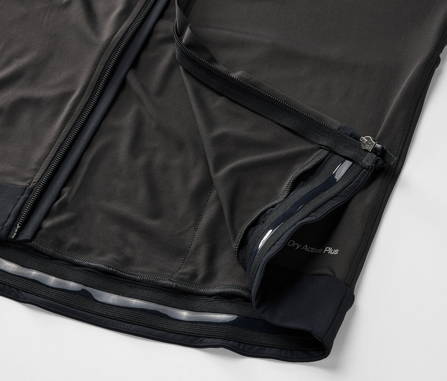 Detailný pohľad na modrý cyklistický dres so zipsom.