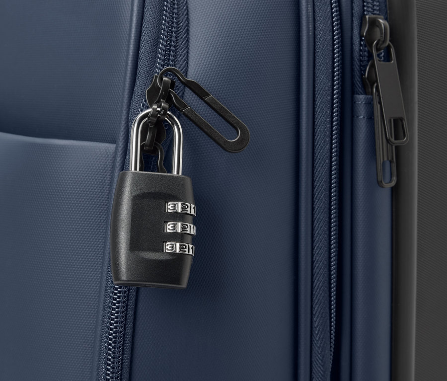 Detail hybridného kufra s visiacim zámkom.