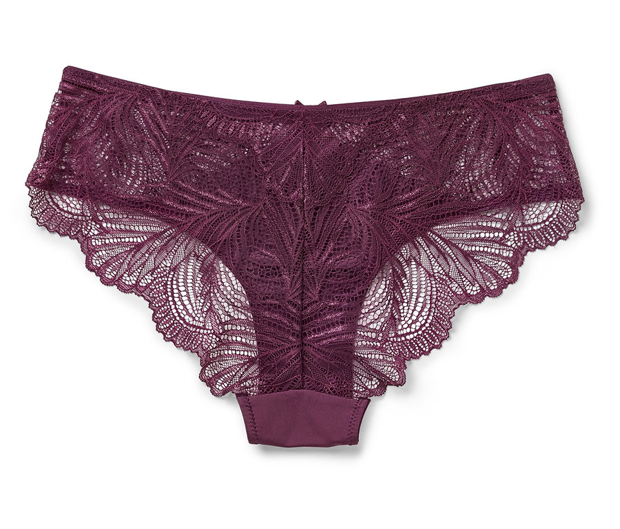 Detailný záber na dámske čipkované nohavičky farby burgundy na bielom pozadí.