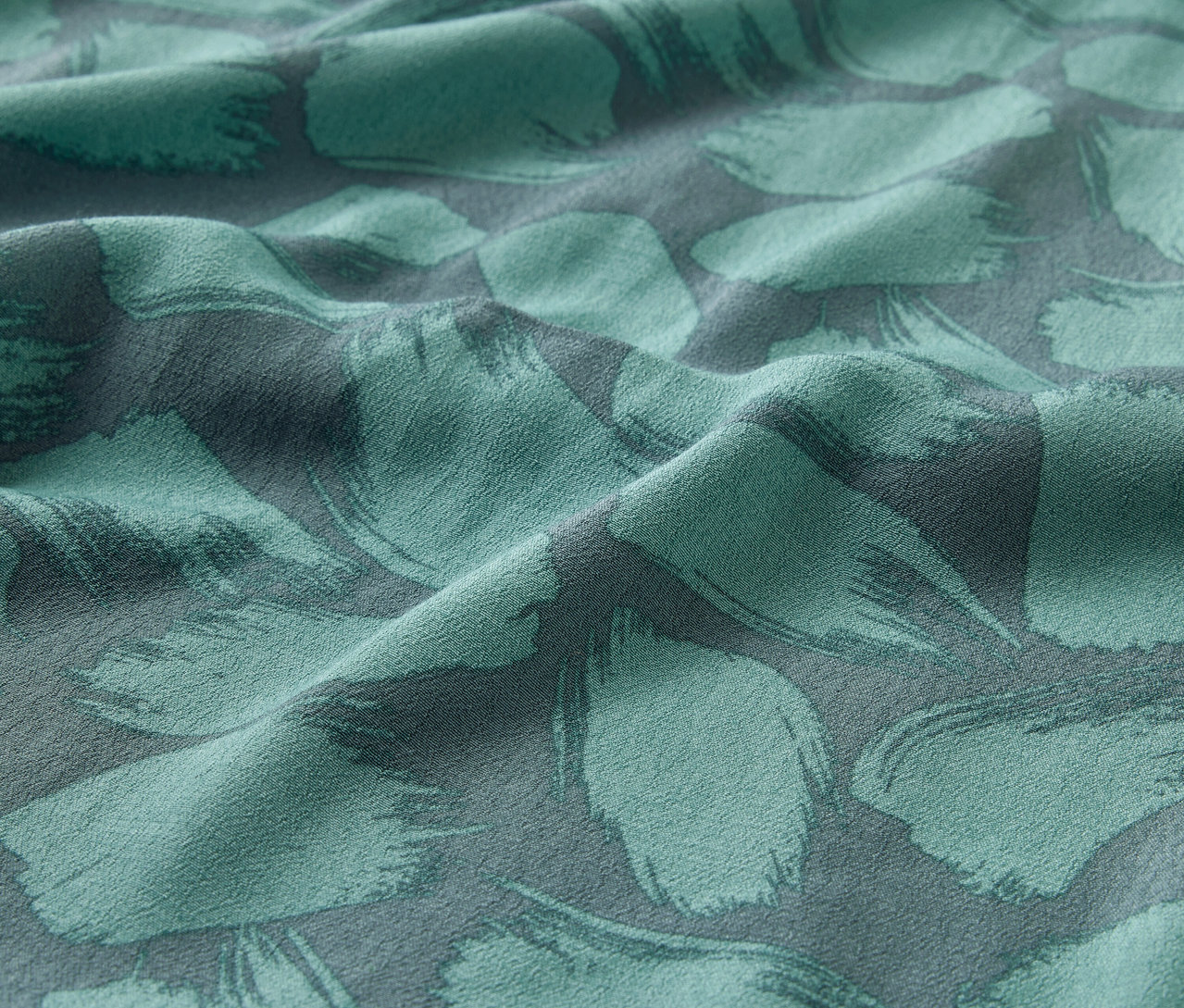 Detail látky s potlačou košeľových šiat.