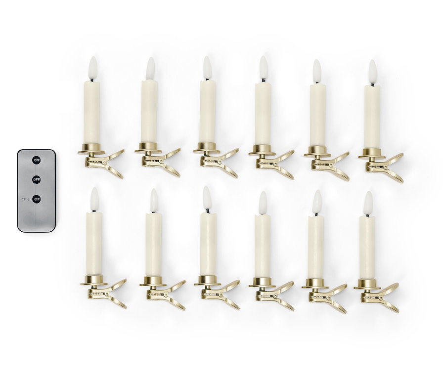 Dvanásť LED sviečok s klipmi a diaľkovým ovládaním na bielom pozadí.