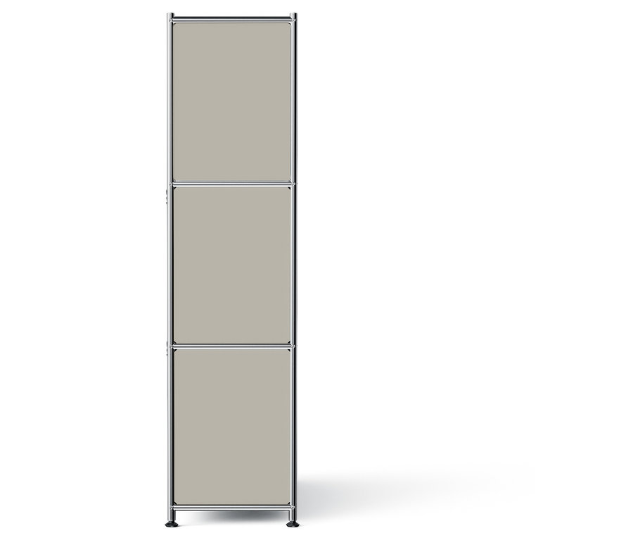 Sivá polica s tromi úrovňami.