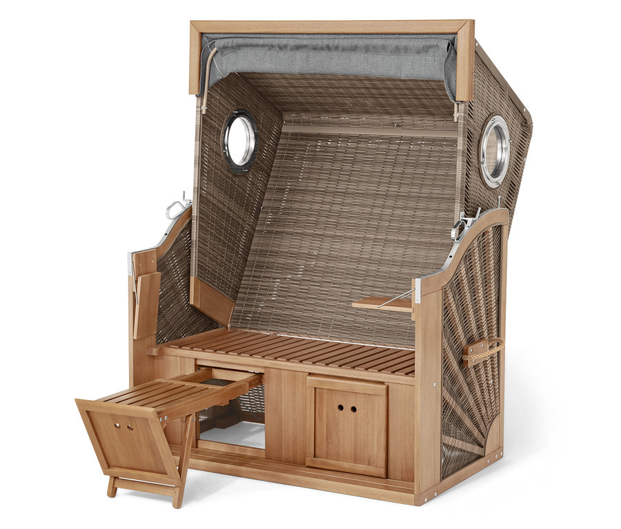 Prútený plážový kôš s dreveným rámom, výklopnou podnožkou a dvoma okienkami.