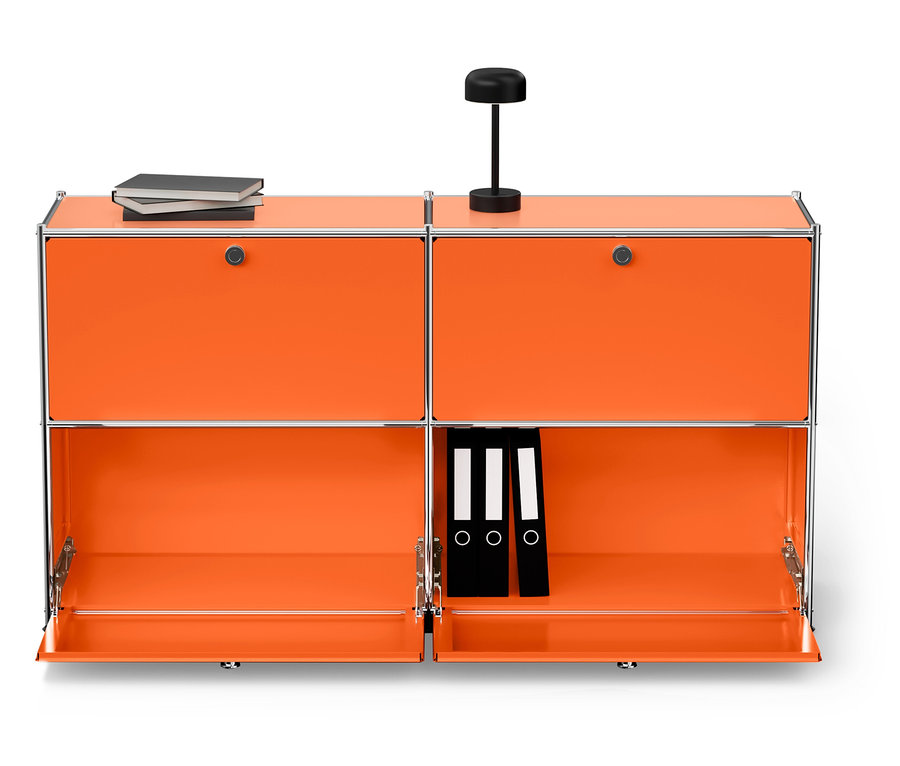 Oranžová modulárna skrinka s dvoma knihami navrchu a tromi zakladačmi vnútri.