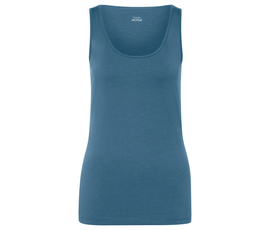 Modrý tielko na bielom pozadí.