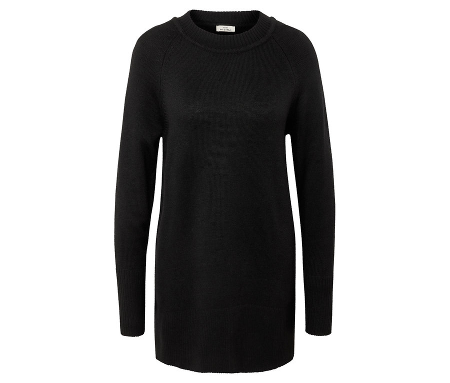 Čierny pletený sveter s dlhým rukávom.