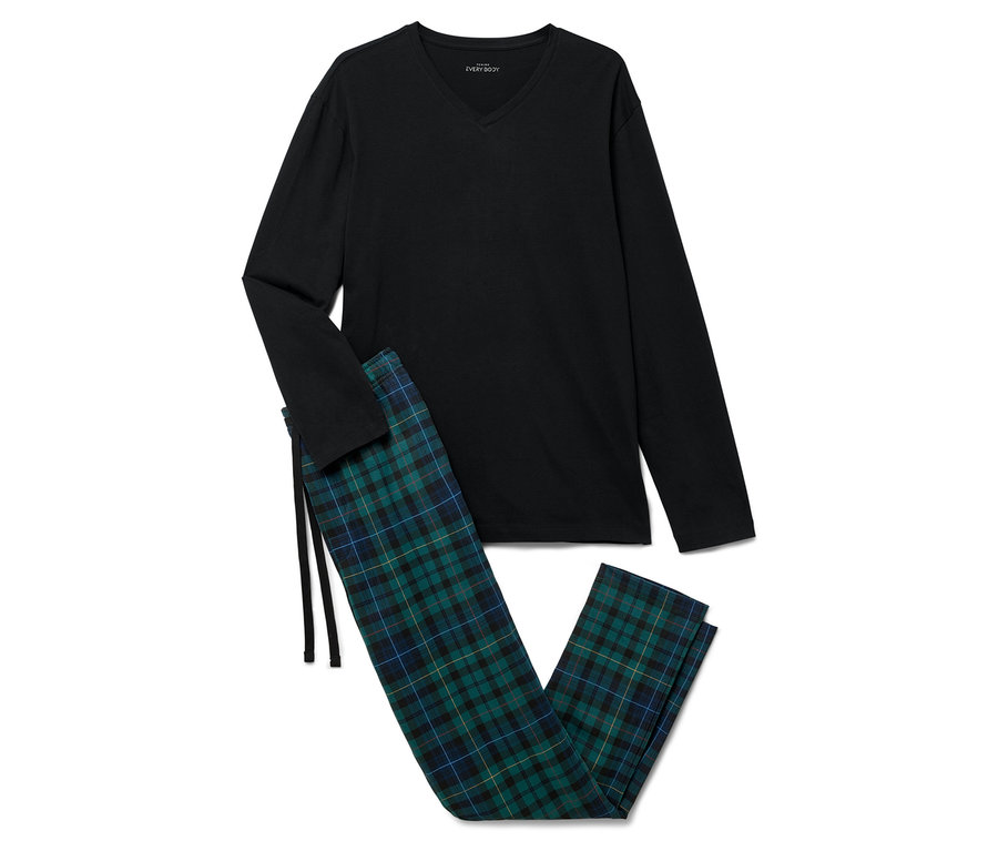 Čierny top s dlhým rukávom a kockované nohavice na spanie.