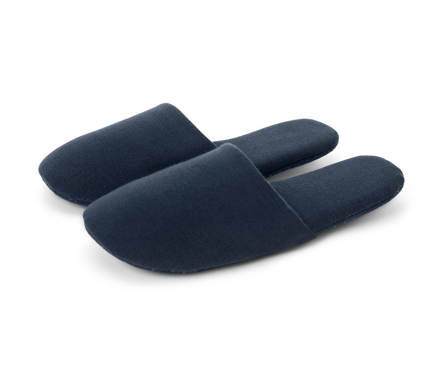 Dve modré cestovné domáce šľapky.