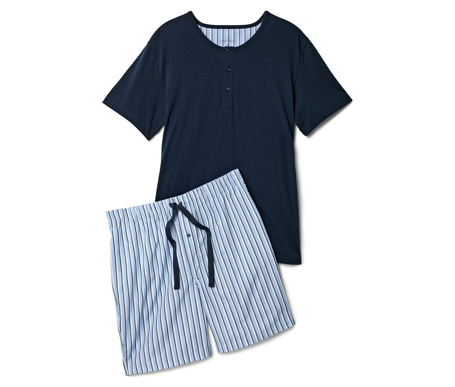 Tmavomodrý vrch nočnej súpravy s gombíkovou légou a krátke nohavice s prúžkami a so šnúrkou.